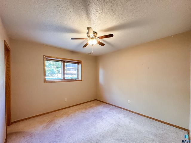 2709 S Chapelwood Ave Avenue, Sioux Falls, SD 57110