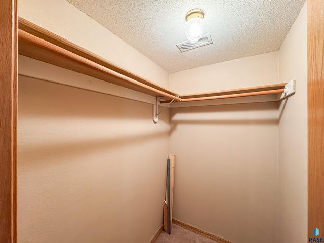 2709 S Chapelwood Ave Avenue, Sioux Falls, SD 57110