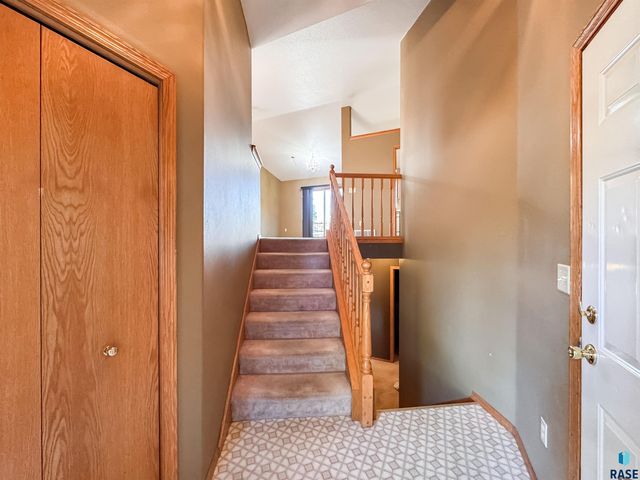 2709 S Chapelwood Ave Avenue, Sioux Falls, SD 57110