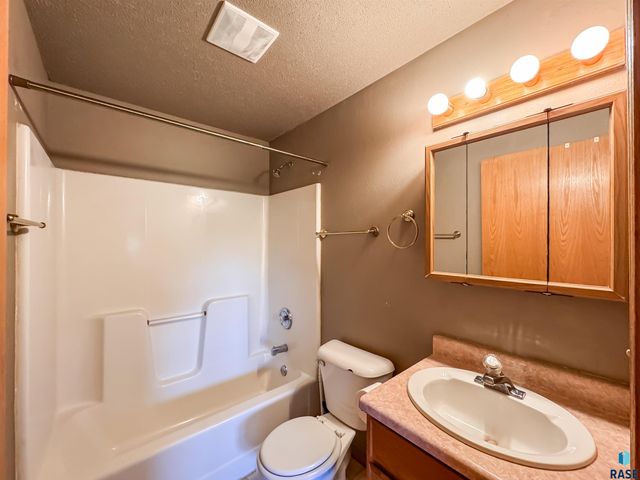 2709 S Chapelwood Ave Avenue, Sioux Falls, SD 57110