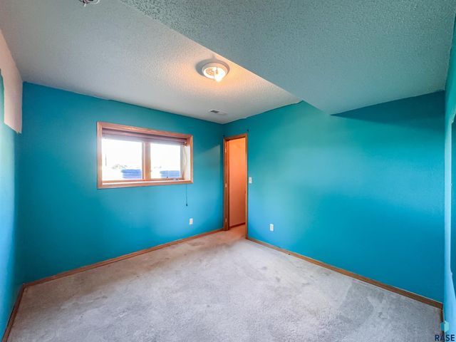 2709 S Chapelwood Ave Avenue, Sioux Falls, SD 57110