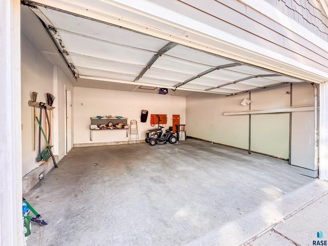 2709 S Chapelwood Ave Avenue, Sioux Falls, SD 57110