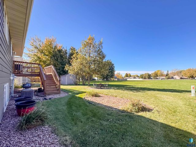 2709 S Chapelwood Ave Avenue, Sioux Falls, SD 57110