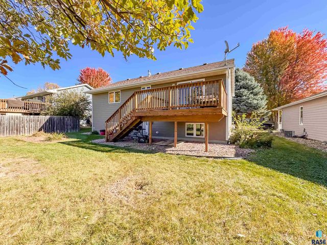 2709 S Chapelwood Ave Avenue, Sioux Falls, SD 57110