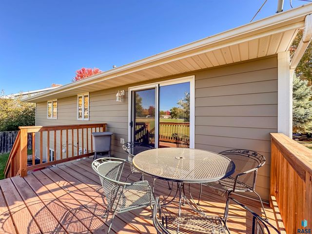 2709 S Chapelwood Ave Avenue, Sioux Falls, SD 57110