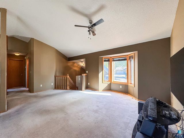 2709 S Chapelwood Ave Avenue, Sioux Falls, SD 57110