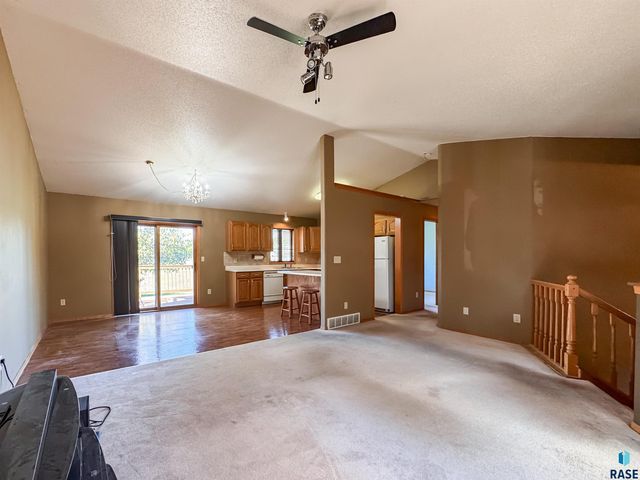2709 S Chapelwood Ave Avenue, Sioux Falls, SD 57110