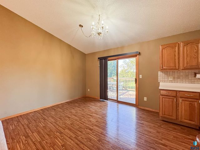 2709 S Chapelwood Ave Avenue, Sioux Falls, SD 57110