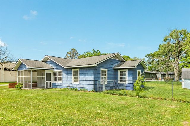 604 N Willow Street, Angleton, TX 77515