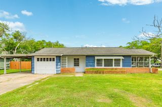 604 N Willow Street, Angleton, TX 77515