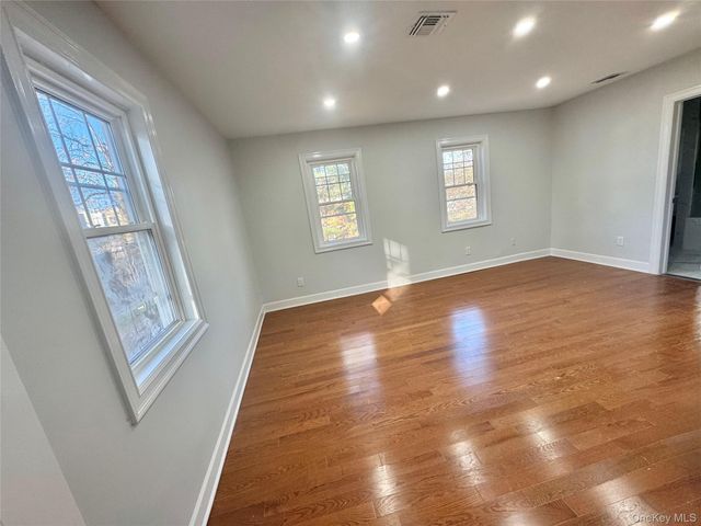 32 Berkshire Road, Great Neck, NY 11023