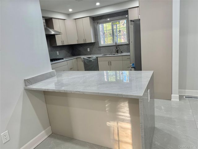 32 Berkshire Road, Great Neck, NY 11023