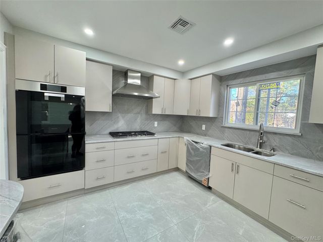 32 Berkshire Road, Great Neck, NY 11023