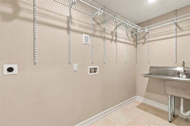 3905 FONTAINEBLEAU DRIVE, Tampa, FL 33634