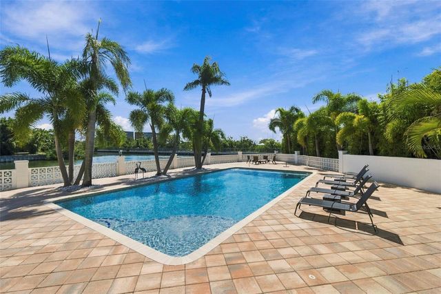 3905 FONTAINEBLEAU DRIVE, Tampa, FL 33634