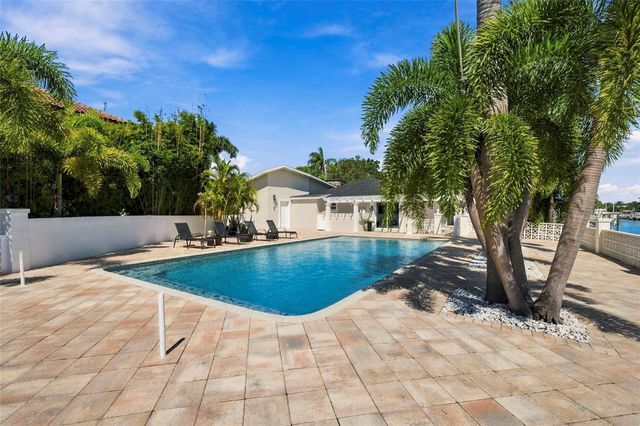 3905 FONTAINEBLEAU DRIVE, Tampa, FL 33634