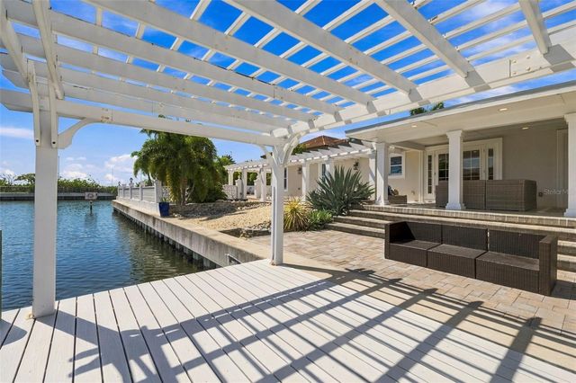 3905 FONTAINEBLEAU DRIVE, Tampa, FL 33634