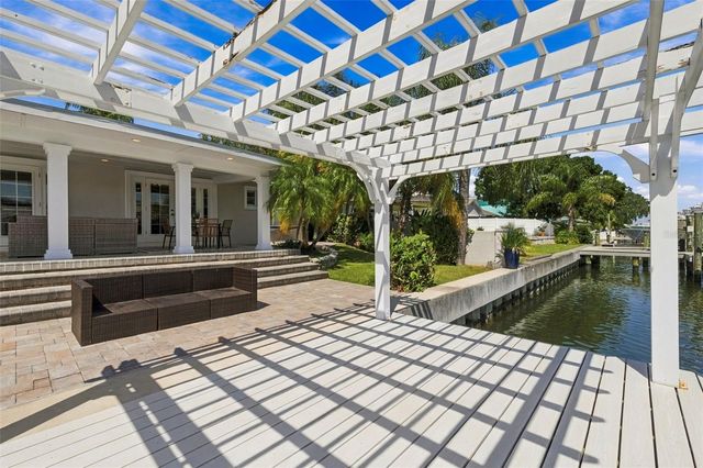 3905 FONTAINEBLEAU DRIVE, Tampa, FL 33634