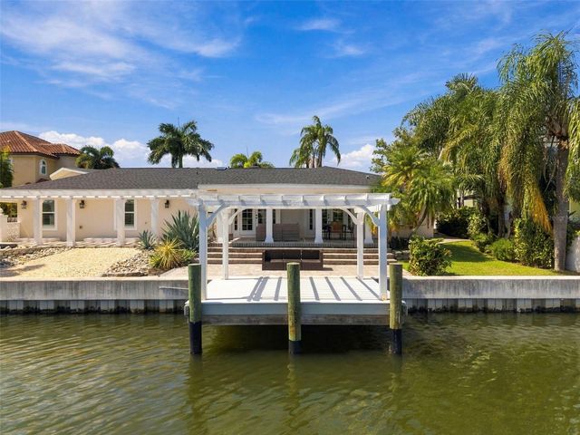 3905 FONTAINEBLEAU DRIVE, Tampa, FL 33634