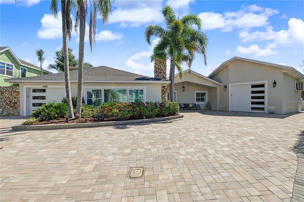 Image 1 of property listing at 3905 FONTAINEBLEAU DRIVE, Tampa, FL 33634