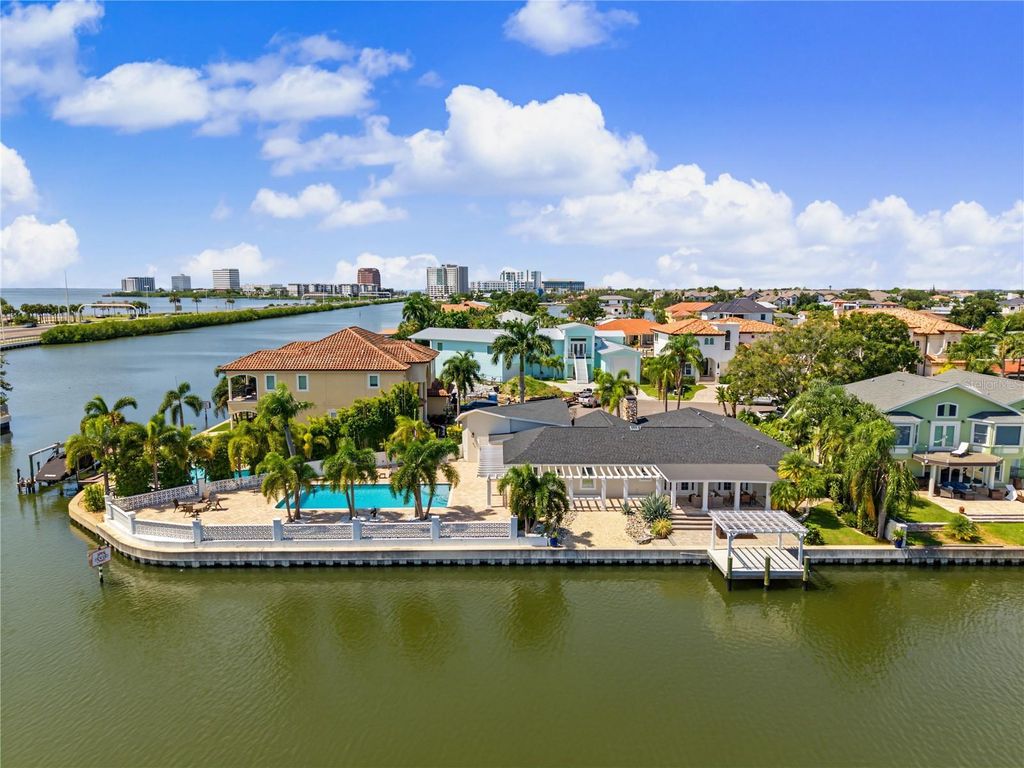 Image 2 of property listing at 3905 FONTAINEBLEAU DRIVE, Tampa, FL 33634
