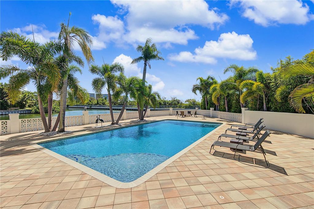 Image 3 of property listing at 3905 FONTAINEBLEAU DRIVE, Tampa, FL 33634