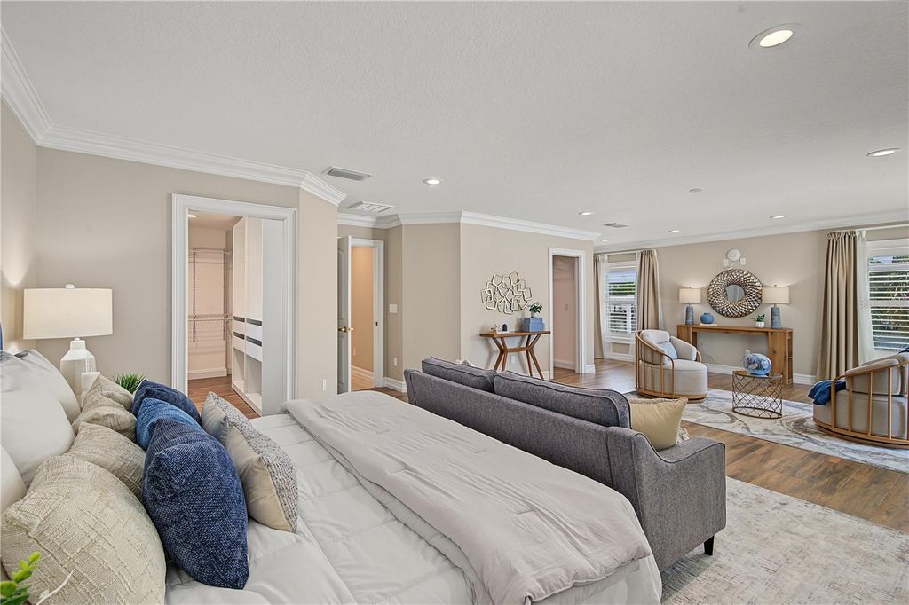 Image 5 of property listing at 3905 FONTAINEBLEAU DRIVE, Tampa, FL 33634