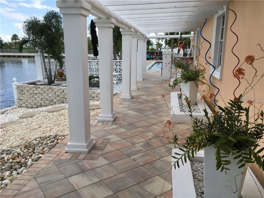 Image 8 of property listing at 3905 FONTAINEBLEAU DRIVE, Tampa, FL 33634