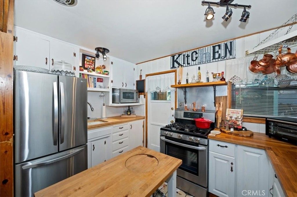 Image 13 of property listing at 39252 Mohawk, Fawnskin, CA 92333