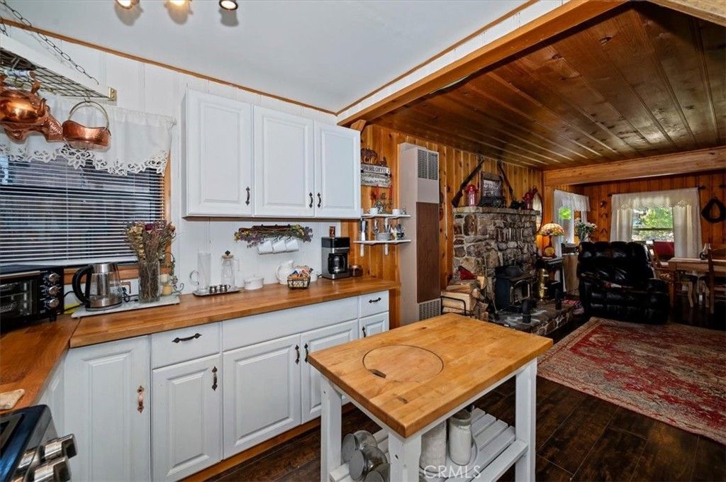 Image 15 of property listing at 39252 Mohawk, Fawnskin, CA 92333