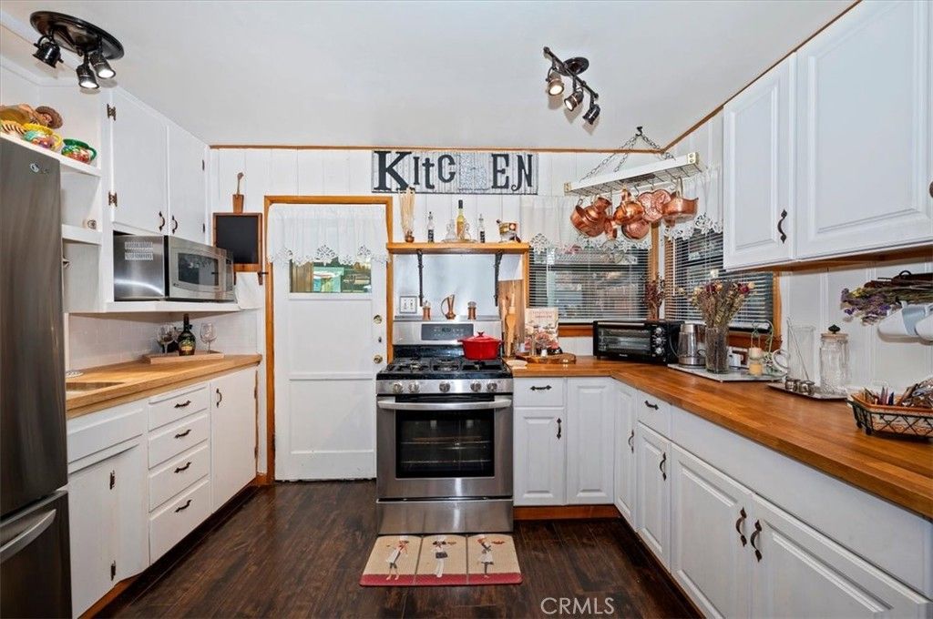 Image 16 of property listing at 39252 Mohawk, Fawnskin, CA 92333