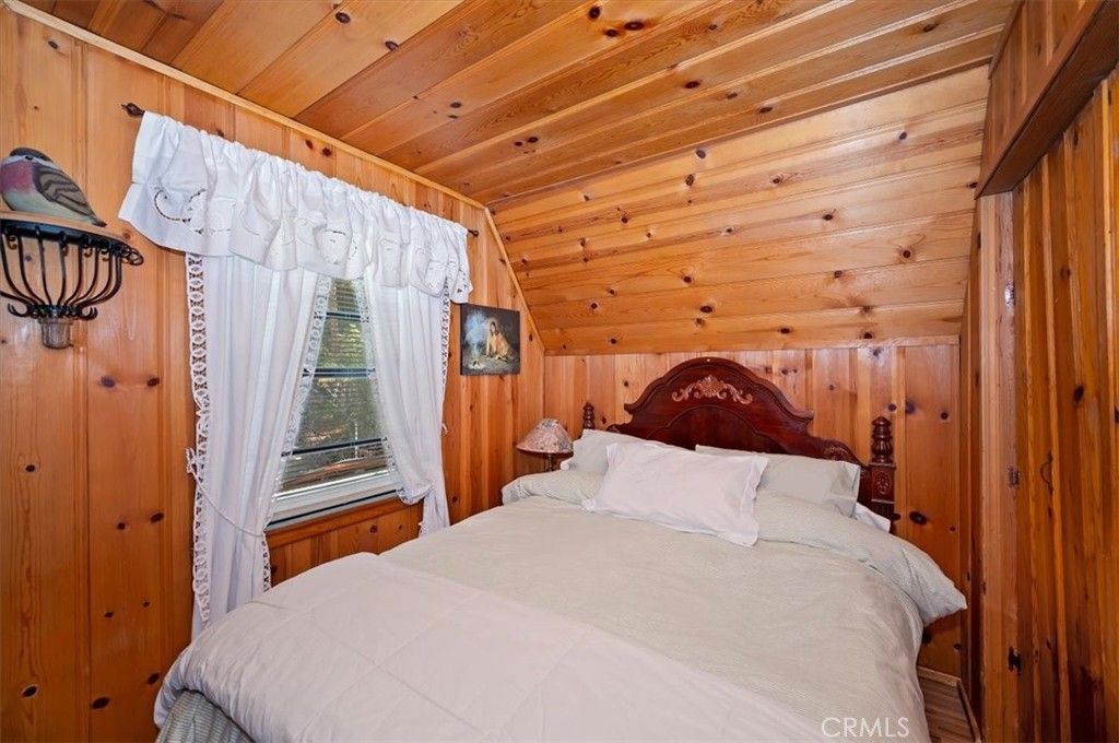Image 22 of property listing at 39252 Mohawk, Fawnskin, CA 92333