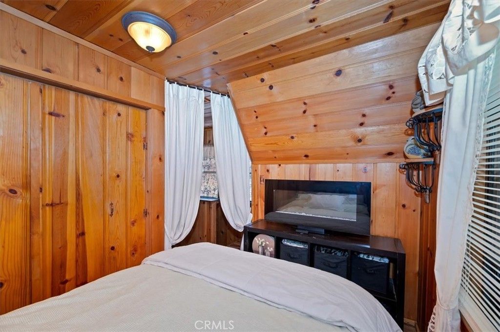 Image 23 of property listing at 39252 Mohawk, Fawnskin, CA 92333