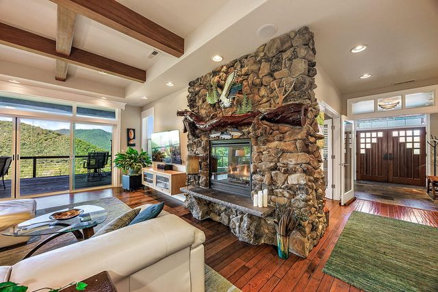 9300 John Day Drive, Gold Hill, OR 97525