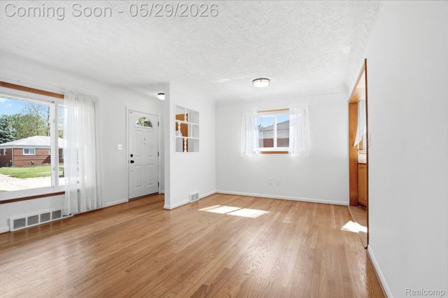 3327 N Lynn Court, Trenton, MI 48183