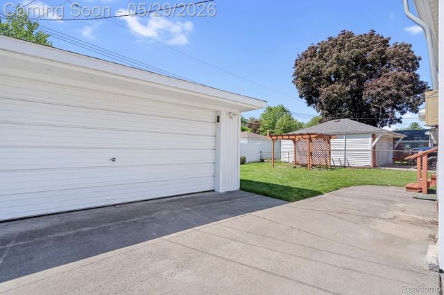 3327 N Lynn Court, Trenton, MI 48183