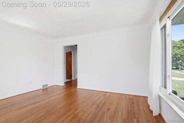 3327 N Lynn Court, Trenton, MI 48183