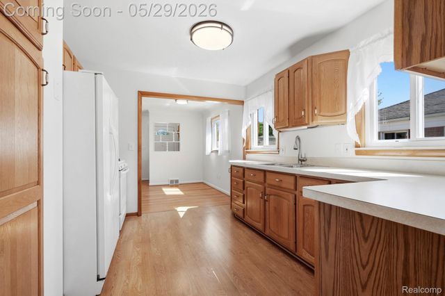 3327 N Lynn Court, Trenton, MI 48183