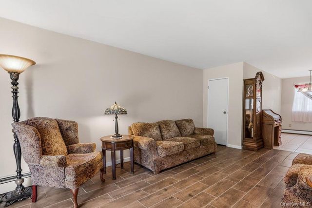 404 Towne House Village 404, Islandia, NY 11749