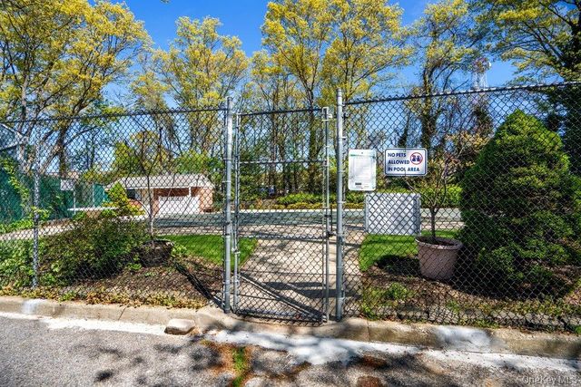 404 Towne House Village 404, Islandia, NY 11749