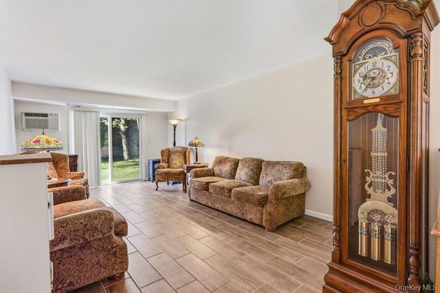 404 Towne House Village 404, Islandia, NY 11749