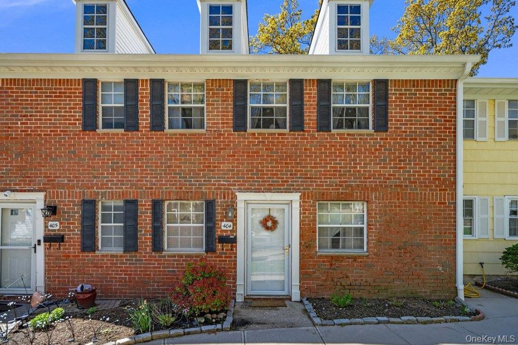 404 Towne House Village 404, Islandia, NY 11749
