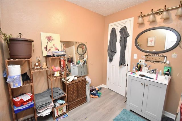 5239 N BRISTOL Avenue, Kansas City, MO 64119