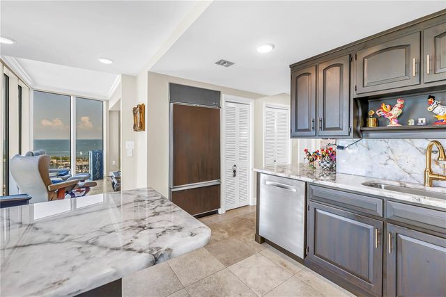 1 BEACH DRIVE SE 1702, St Petersburg, FL 33701