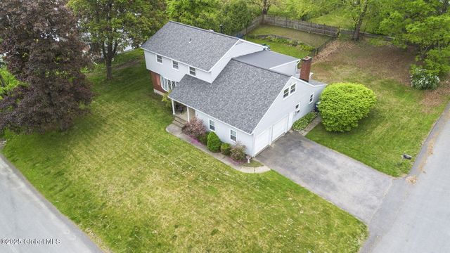 15 OakTree Lane, Colonie, NY 12309