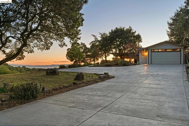 11448 Lochard St, Oakland, CA 94605