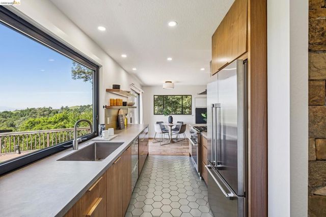 11448 Lochard St, Oakland, CA 94605