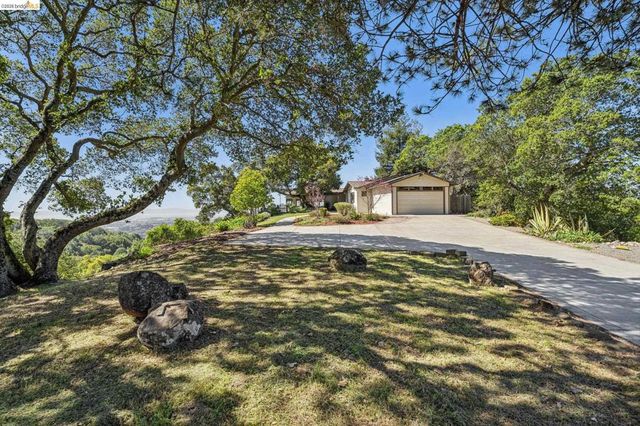 11448 Lochard St, Oakland, CA 94605