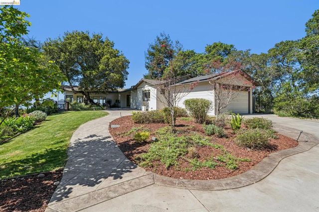 11448 Lochard St, Oakland, CA 94605