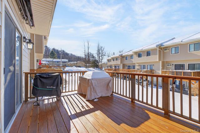 5307 Chelsea Cove N, Hopewell Junction, NY 12533